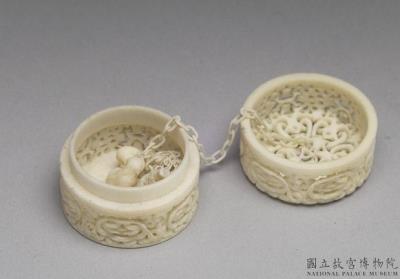 图片[2]-Small round carved openwork ivory box with connecting chain, Xiao Hanzhen, 1738, Qing dynasty-China Archive